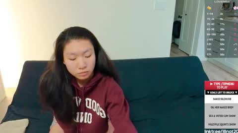 Snapshot of 18not20 chatting on November 2025 01:33:02 AM Tong Ralph online show from November 2025 01:33:02 AM