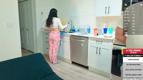 Snapshot of 18not20 chatting on November 2025 01:00:02 AM Tong Ralph online show from November 2025 01:00:02 AM