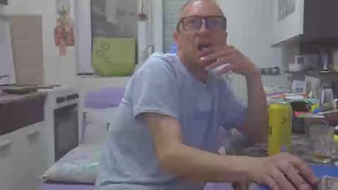 Snapshot of 1973man chatting on April 2026 01:20:02 AM 1973man online show from April 2026 01:20:02 AM