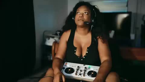 Snapshot of 1lookurhooked chatting on October 2025 05:28:01 AM Lillycakes online show from October 2025 05:28:01 AM