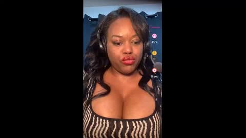 Snapshot of 1lookurhooked chatting on February 2026 02:40:01 AM Lillycakes online show from February 2026 02:40:01 AM