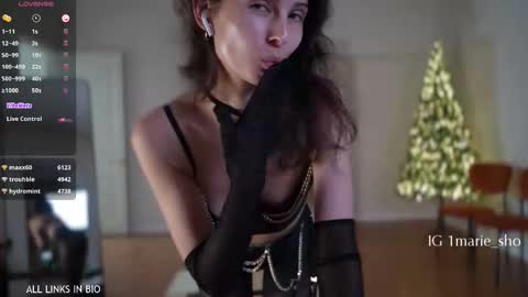 Snapshot of 1mari_01 chatting on December 2025 07:10:01 PM Marie online show from December 2025 07:10:01 PM