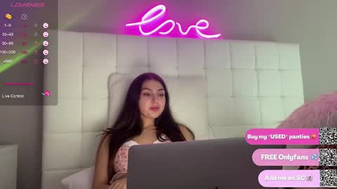 Snapshot of 3hole chatting on February 2025 08:22:02 PM Venus Raee online show from February 2025 08:22:02 PM