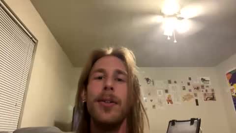 Snapshot of 8inchlife chatting on May 2026 03:22:01 AM CoralShark online show from May 2026 03:22:01 AM