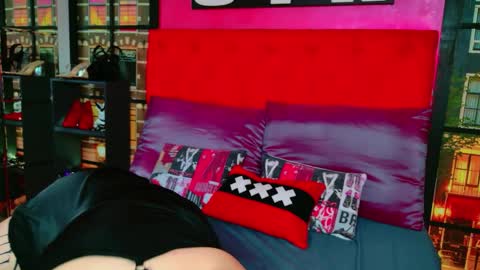 Snapshot of _allisson__ chatting on April 2026 01:43:01 AM Alison online show from April 2026 01:43:01 AM
