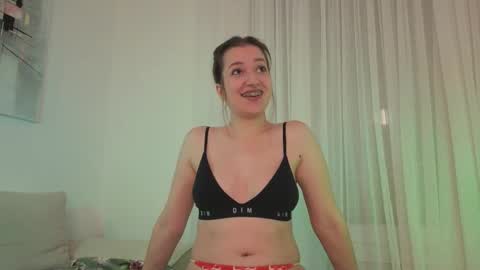 Anna online show from December 2025 09:33:01 PM