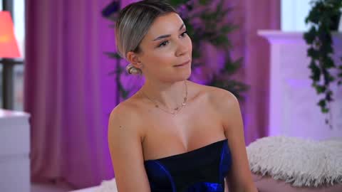 Snapshot of _arielle chatting on December 2024 12:30:01 PM Arielle online show from December 2024 12:30:01 PM