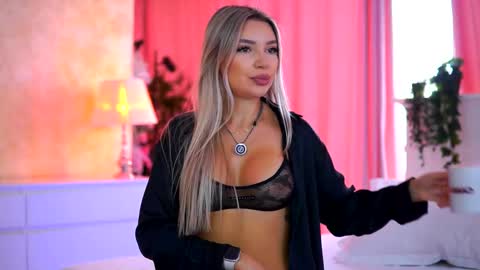 Snapshot of _arielle chatting on November 2025 10:03:02 AM Arielle online show from November 2025 10:03:02 AM