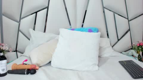 Aura online show from September 2025 03:11:01 AM