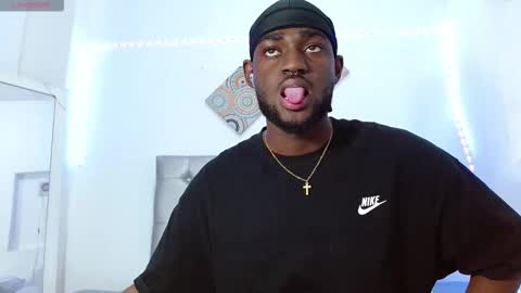 Andrew online show from November 2025 07:02:02 PM