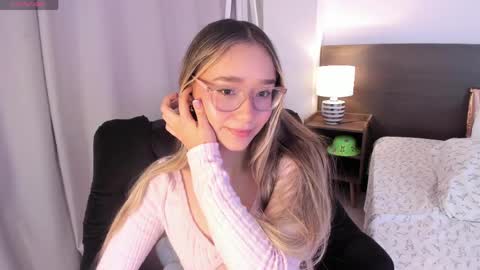 Snapshot of _bleuelune chatting on May 2026 03:36:01 AM Mary online show from May 2026 03:36:01 AM