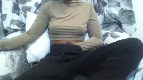 Snapshot of _bunny_b chatting on February 2025 05:58:02 PM I will be back soon  online show from February 2025 05:58:02 PM