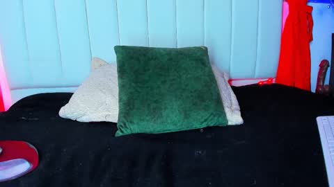 Carolina  online show from September 2025 07:03:01 PM