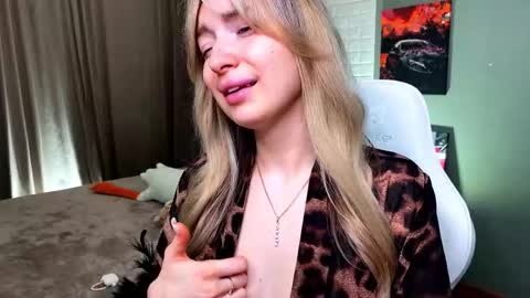 _crystal_moon_1 online show from March 2026 10:59:02 PM