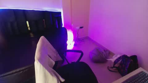 Emily  online show from November 2025 01:47:02 PM