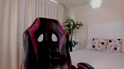 Emma  online show from November 2025 07:40:02 PM