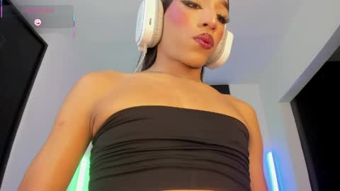 Snapshot of _emmaruiz chatting on May 2026 01:03:01 AM Emma online show from May 2026 01:03:01 AM