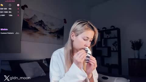 Snapshot of _golden_moon_ chatting on February 2025 07:39:01 PM Rina online show from February 2025 07:39:01 PM