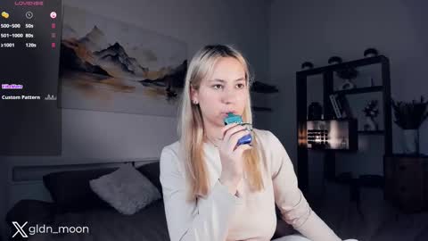 Snapshot of _golden_moon_ chatting on March 2025 10:43:01 PM Rina online show from March 2025 10:43:01 PM