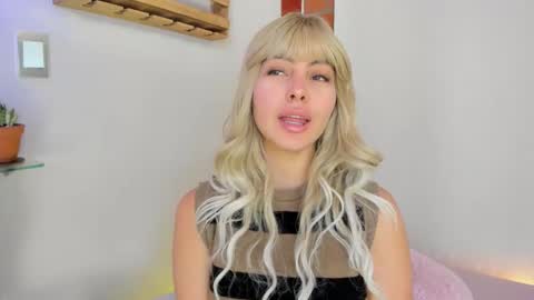 _hottie__ online show from September 2025 05:23:01 PM