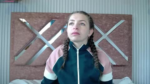 Snapshot of _isaabellaa chatting on April 2026 12:27:01 PM Isa online show from April 2026 12:27:01 PM