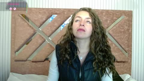 Snapshot of _isaabellaa chatting on April 2026 12:32:02 PM Isa online show from April 2026 12:32:02 PM