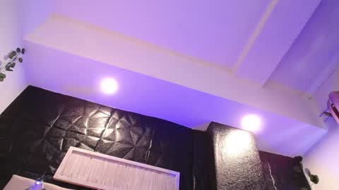 Mia online show from December 2024 04:47:02 PM