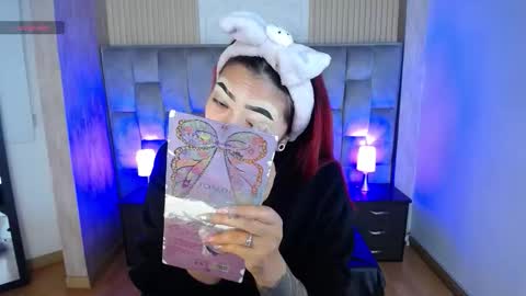 Mia online show from October 2025 01:43:02 PM