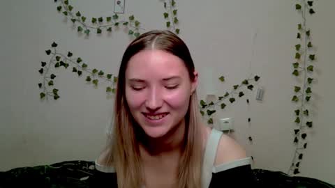 _kikiclark_ online show from November 2025 04:16:01 PM