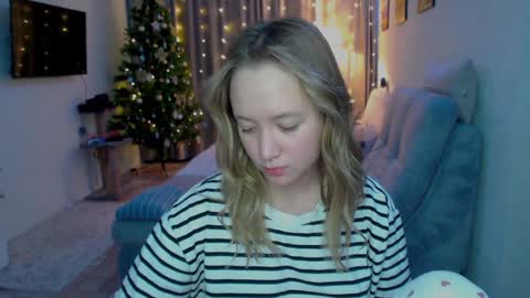 Snapshot of _lalune_ chatting on December 2024 08:43:02 PM _lalune_ online show from December 2024 08:43:02 PM