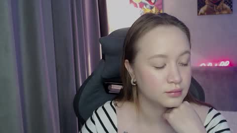 Snapshot of _lalune_ chatting on October 2025 12:17:02 AM _lalune_ online show from October 2025 12:17:02 AM