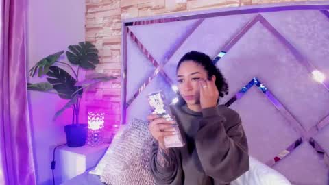 Lanna  online show from September 2025 01:00:01 AM