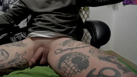 Snapshot of _layne chatting on February 2025 11:01:02 AM Layne online show from February 2025 11:01:02 AM