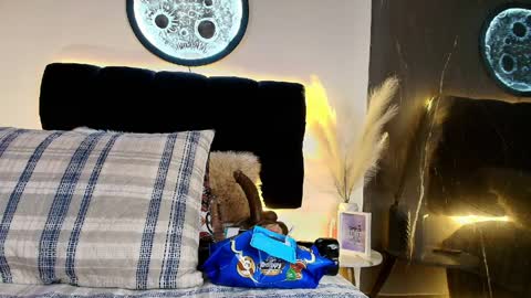 Lorrayne online show from April 2026 12:05:02 PM