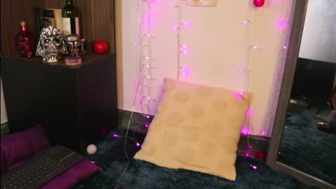 Snapshot of _lucy_white_ chatting on December 2024 10:47:01 PM Lucy online show from December 2024 10:47:01 PM