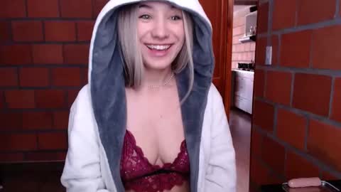 _lunablondie_ online show from December 2024 04:32:02 PM