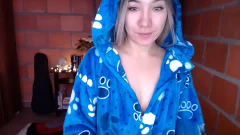 _lunablondie_ online show from January 2025 01:52:01 PM