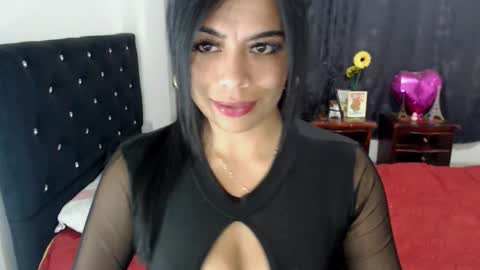 Snapshot of _m_y_q_u_e_e_n_ chatting on November 2025 01:28:01 AM QUEEN online show from November 2025 01:28:01 AM