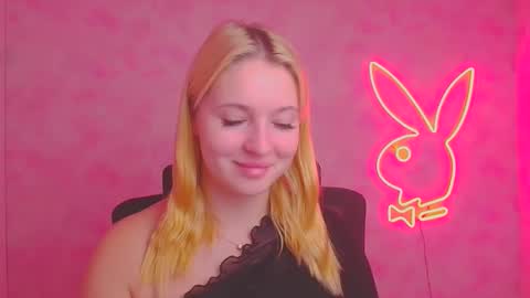 Snapshot of _mila_la_ chatting on November 2025 12:16:01 PM Melanie online show from November 2025 12:16:01 PM