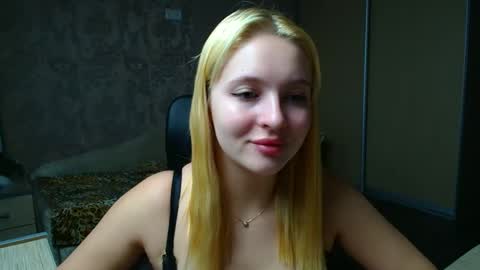 Snapshot of _mila_la_ chatting on December 2025 12:20:01 PM Melanie online show from December 2025 12:20:01 PM