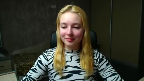 Snapshot of _mila_la_ chatting on December 2025 06:40:01 AM Melanie online show from December 2025 06:40:01 AM