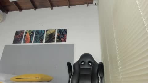 _molly_rosse_ online show from April 2026 12:01:01 PM