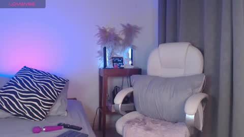 Naia Ross online show from October 2025 09:10:02 PM