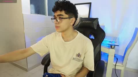 Nicolas online show from November 2025 03:06:02 AM