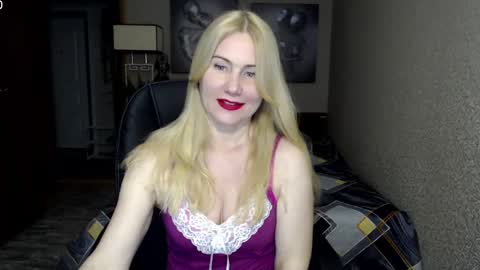 Donella    online show from February 2025 08:15:01 PM