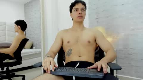 Noah Heyden online show from February 2025 10:02:02 PM