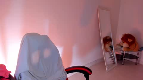 Stefany online show from October 2025 11:33:02 AM