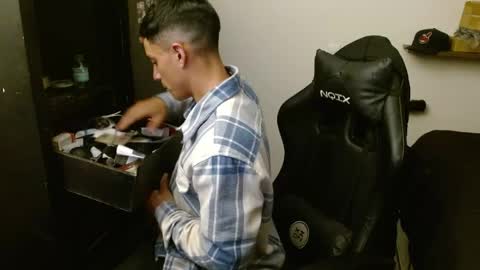 Snapshot of _schnnneider_ chatting on May 2026 11:43:02 PM SCHNEIDER online show from May 2026 11:43:02 PM