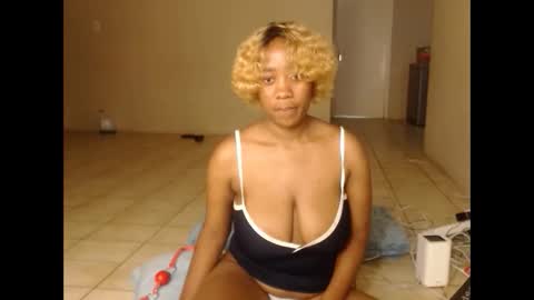 Snapshot of _sexylipss chatting on November 2025 05:37:01 PM _sexylipss online show from November 2025 05:37:01 PM