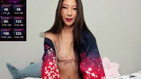 Snapshot of _yuriko chatting on November 2025 12:53:01 AM Mia online show from November 2025 12:53:01 AM